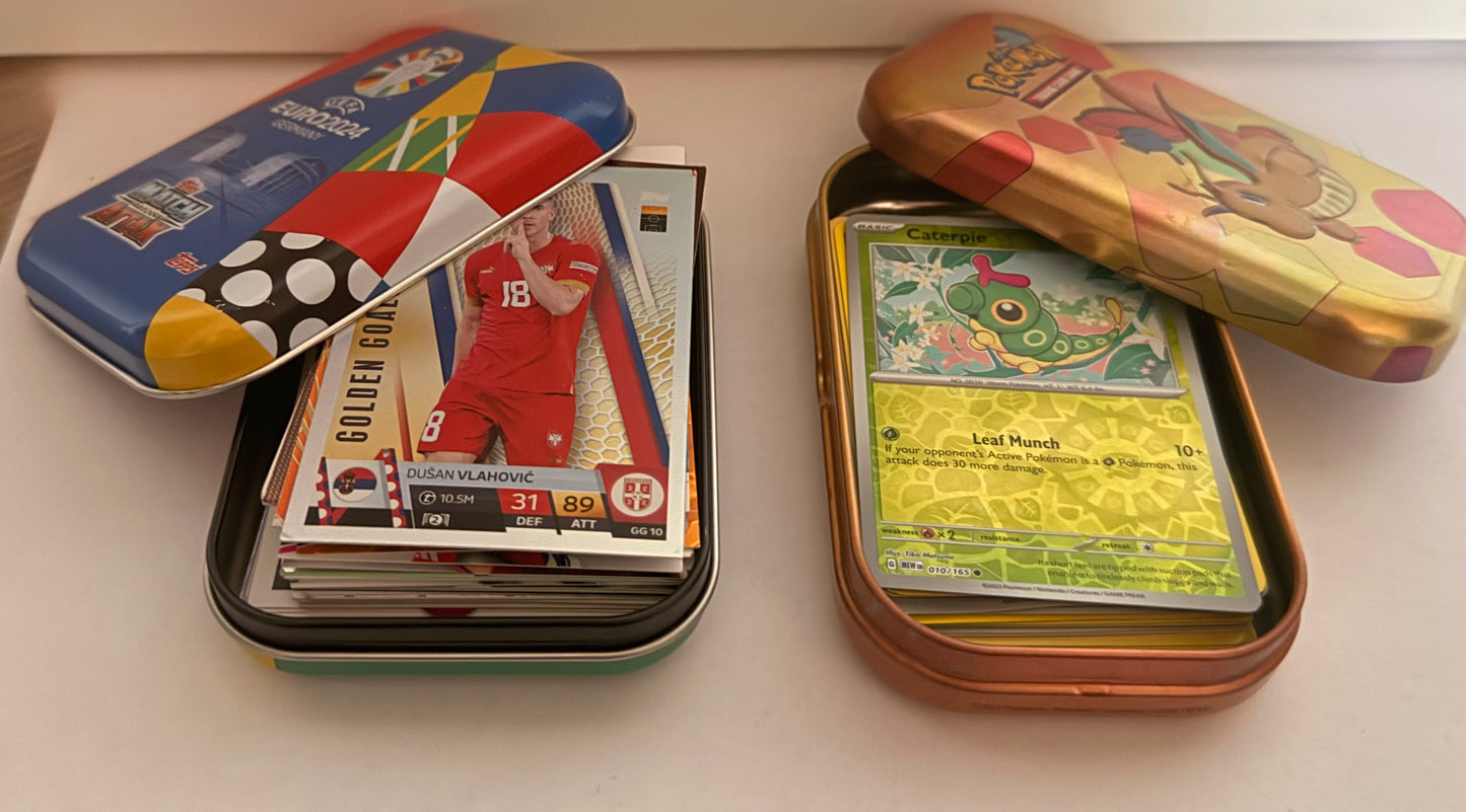 Packs Pokemon and Football cards
