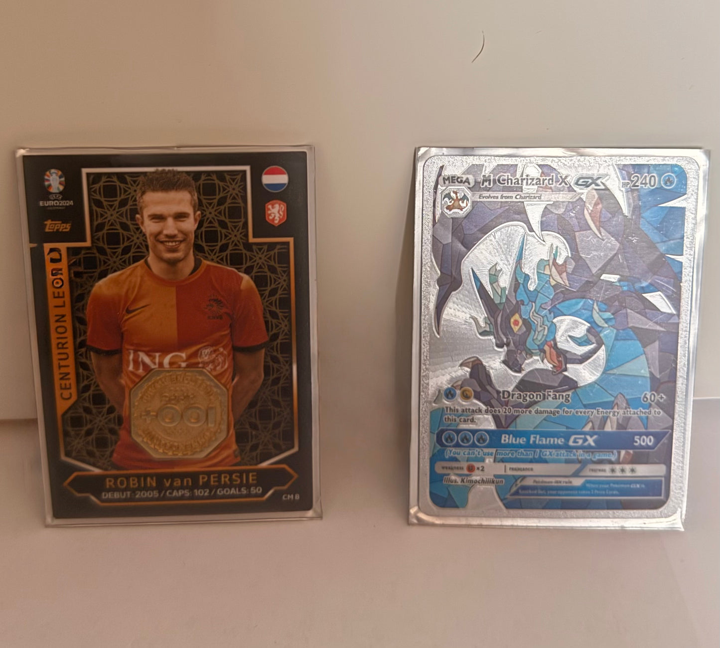 Packs Pokemon and Football cards